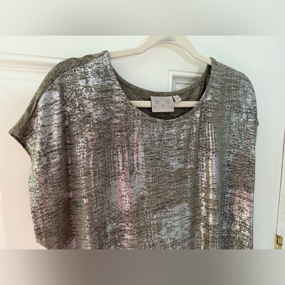 Dantelle Tops - Metallic short sleeve top. Like new condition! Size XL